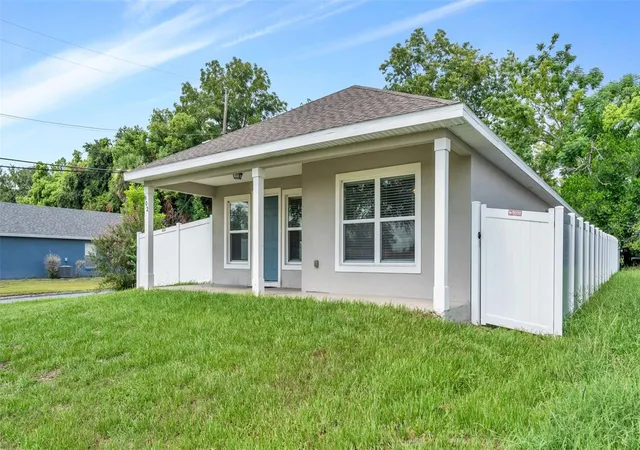 Photo 2 of Single family home for sale at 902 N Vermont Ave, Lakeland, FL 33801 | MLS# L4963724 | Listing updated on 2026-08-23