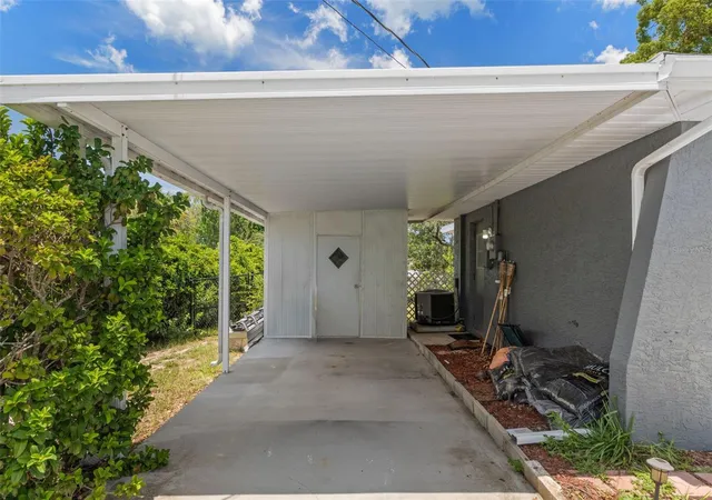 Photo 3 of Single family home for sale at 6480 Indian Rock Ct, Spring Hill, FL 34606 | MLS# W7887912 | Listing updated on 2026-10-01