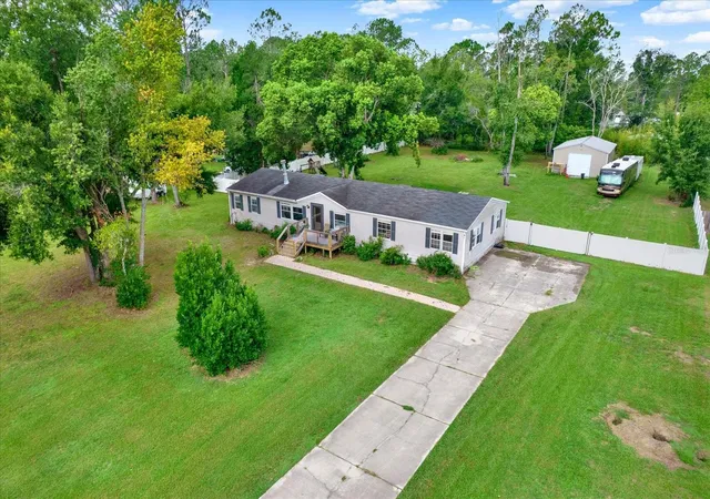 Photo 2 of Manufactured home for sale at 13611 Mcintosh Dr, Dade City, FL 33525 | MLS# TB8532382 | Listing updated on 2026-09-04