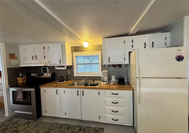 Photo 3 of Manufactured home for sale at 1710 7th Street Sw #2, Ruskin, FL 33570 | MLS# TB8532403 | Listing updated on 2026-09-21