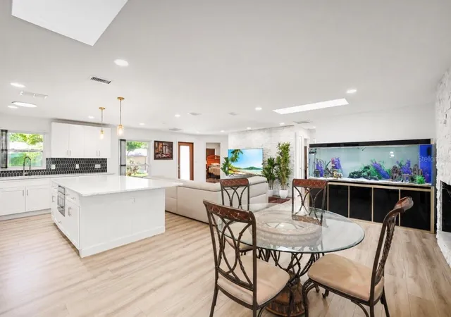 4th image of 1981 Castille Dr, Dunedin, FL 34698 | MLS# TB8532619
