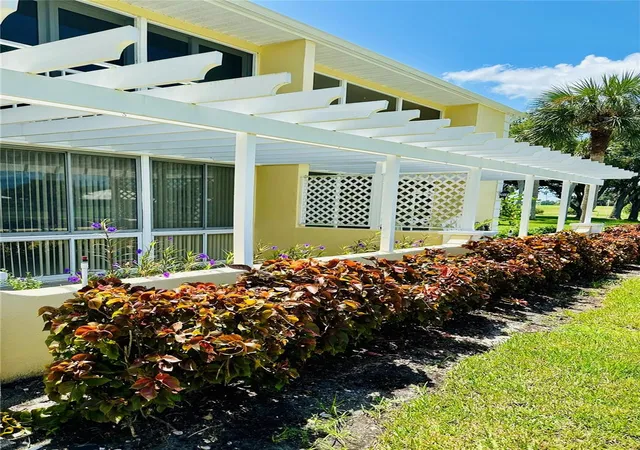 2nd image of 402 Cerromar Cir N, VENICE, FL 34293