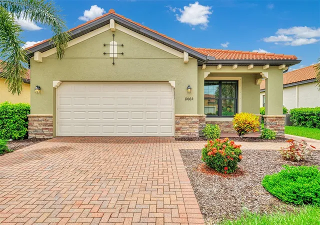 Photo 5 of Single family home for sale at 10065 Cozy Grv Dr, Venice, FL 34293 | MLS# N6145166 | Listing updated on 2026-09-02