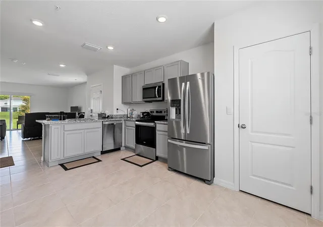 Photo 3 of Townhouse for sale at 3476 Major Oak Blvd, Apopka, FL 32703 | MLS# O6428350 | Listing updated on 2026-09-21