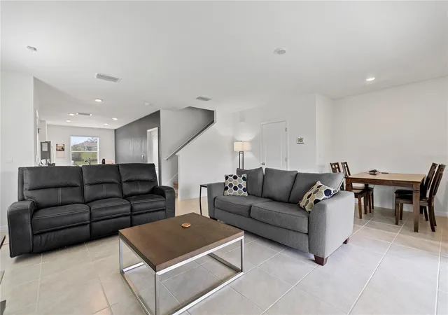Photo 4 of Townhouse for sale at 3476 Major Oak Blvd, Apopka, FL 32703 | MLS# O6428350 | Listing updated on 2026-09-21