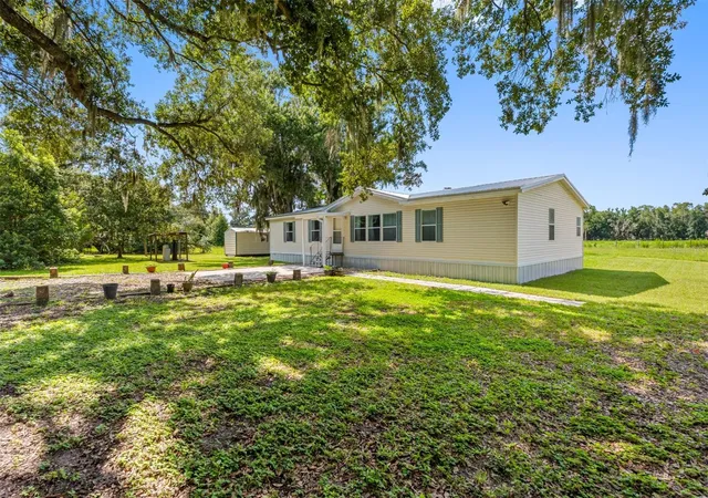 Photo 4 of Manufactured home for sale at 2806 Lawrence Rd, Plant City, FL 33565 | MLS# TB8533095 | Listing updated on 2026-08-17