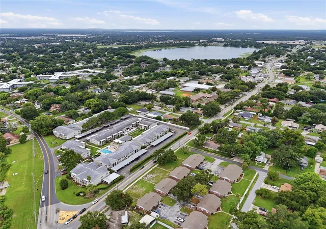 2nd image of 689 Lake Howard Dr Nw, WINTER HAVEN, FL 33880