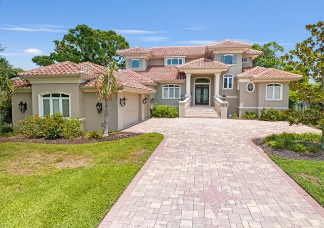 Photo 2 of Single family home for sale at 5918 Bahama Shrs Dr S, Saint Petersburg, FL 33705 | MLS# TB8533316 | Listing updated on 2026-08-18