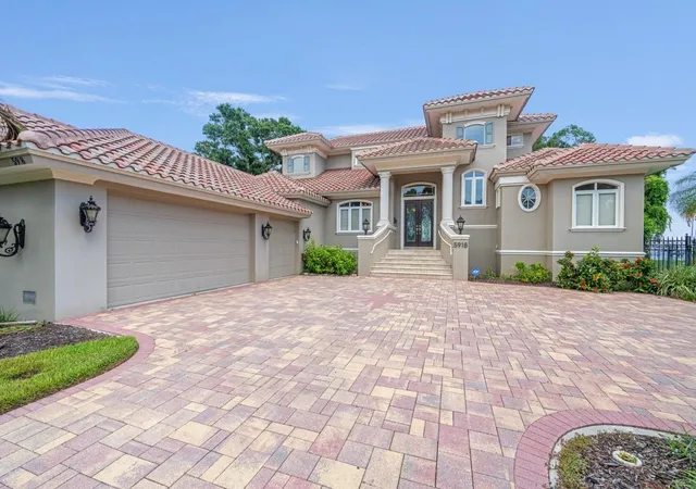 Photo 2 of Single family home for sale at 5918 Bahama Shrs Dr S, Saint Petersburg, FL 33705 | MLS# TB8533316 | Listing updated on 2026-10-20