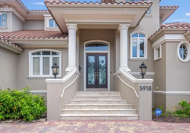 Photo 4 of Single family home for sale at 5918 Bahama Shrs Dr S, Saint Petersburg, FL 33705 | MLS# TB8533316 | Listing updated on 2026-10-20