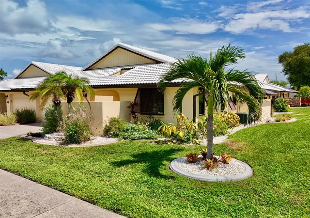 Photo 1 of Single family home for sale at 44 Sandstone Cir, Venice, FL 34293 | MLS# A4701377 | Listing updated on 2026-09-01