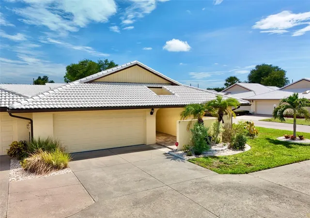 Photo 2 of Single family home for sale at 44 Sandstone Cir, Venice, FL 34293 | MLS# A4701377 | Listing updated on 2026-09-01
