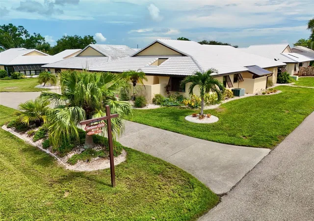 Photo 3 of Single family home for sale at 44 Sandstone Cir, Venice, FL 34293 | MLS# A4701377 | Listing updated on 2026-09-01