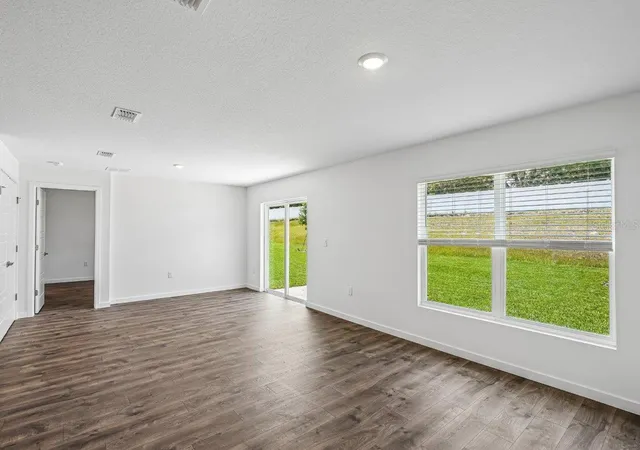 Photo 3 of Sale Pending at 1088 Bear Hammock Dr, Umatilla, FL 32784 | MLS# O6429048 | Listing updated on 2026-08-18