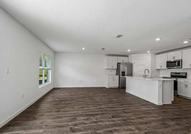 Photo 4 of Sale Pending at 1088 Bear Hammock Dr, Umatilla, FL 32784 | MLS# O6429048 | Listing updated on 2026-08-18