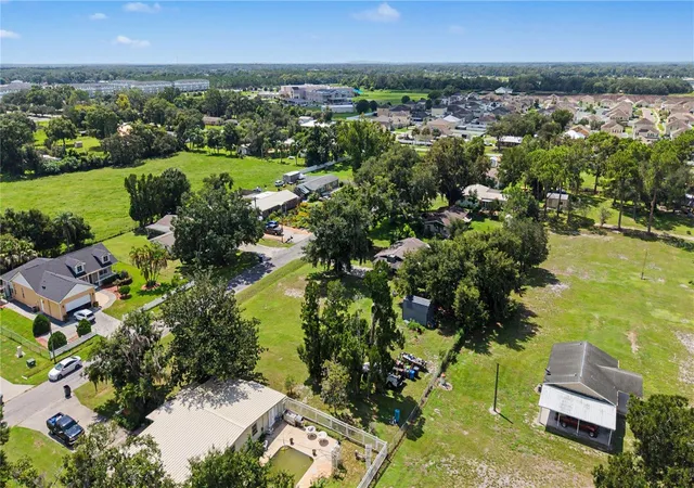 Photo 3 of Sale Pending at 3015 Der Rd, Plant City, FL 33566 | MLS# TB8534114 | Listing updated on 2026-08-22