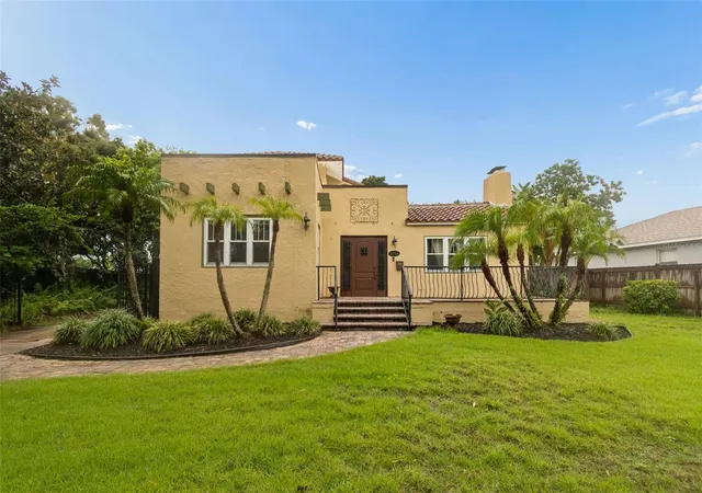 Photo 1 of Single family home for sale at 2518 Granada Cir E, Saint Petersburg, FL 33712 | MLS# TB8534198 | Listing updated on 2026-09-01