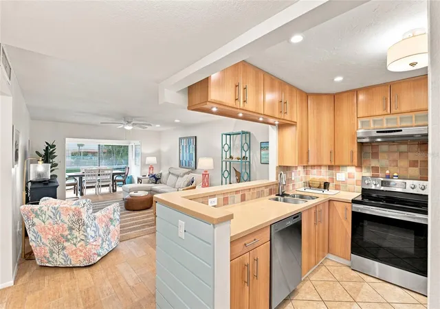 Photo 3 of Condo for sale at 3868 Catalina Dr, Bradenton, FL 34210 | MLS# A4701542 | Listing updated on 2026-08-31