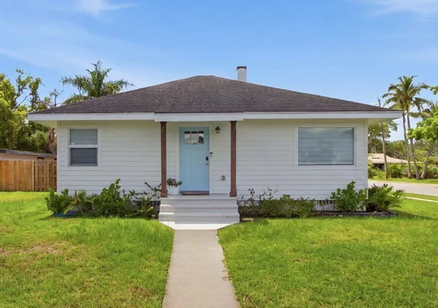 1st image of 1902 Saint George Dr, Bradenton, FL 34208 | MLS# A4701569