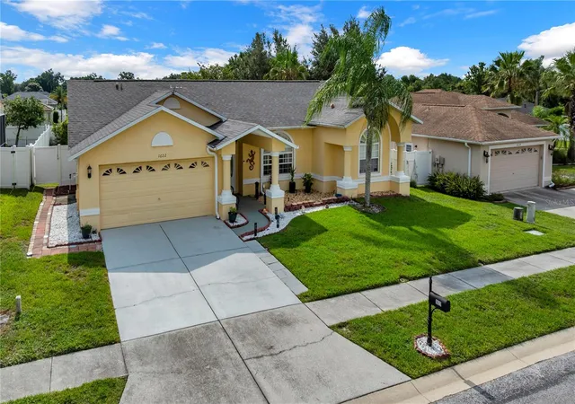 Photo 3 of Sale Pending at 1622 Crazy Horse Dr, Lutz, FL 33559 | MLS# TB8534292 | Listing updated on 2026-08-17