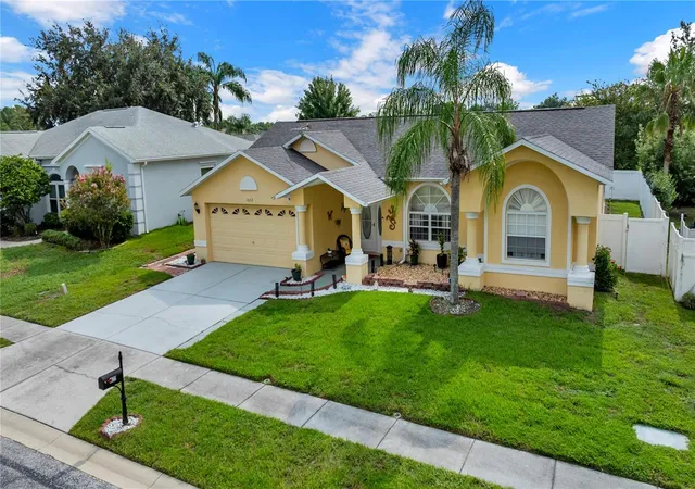 Photo 3 of Sale Pending at 1622 Crazy Horse Dr, Lutz, FL 33559 | MLS# TB8534292 | Listing updated on 2026-08-17