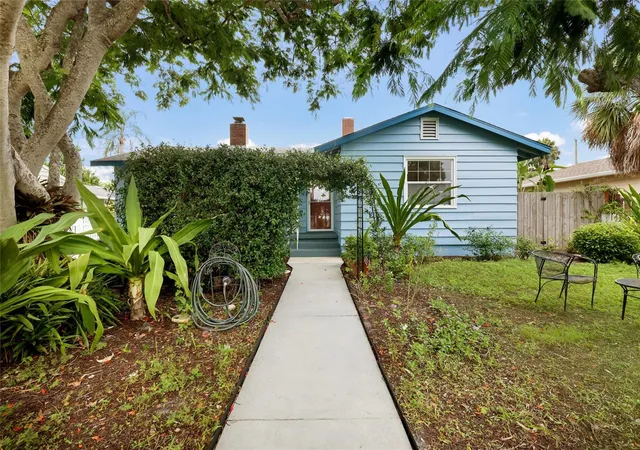1st image of 2070 Hyde Park St, Sarasota, FL 34239 | MLS# A4701591
