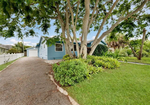 2nd image of 2070 Hyde Park St, Sarasota, FL 34239 | MLS# A4701591