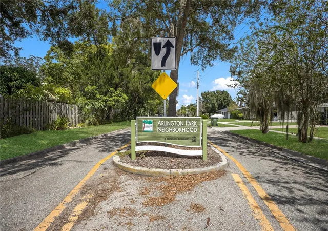 3rd image of 2070 Hyde Park St, Sarasota, FL 34239 | MLS# A4701591