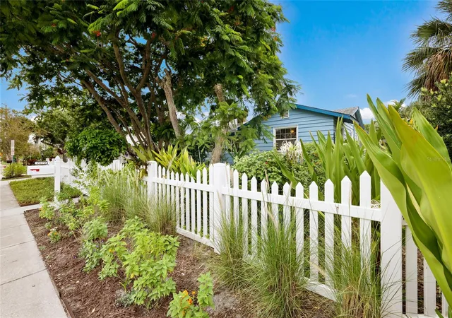 5th image of 2070 Hyde Park St, Sarasota, FL 34239 | MLS# A4701591