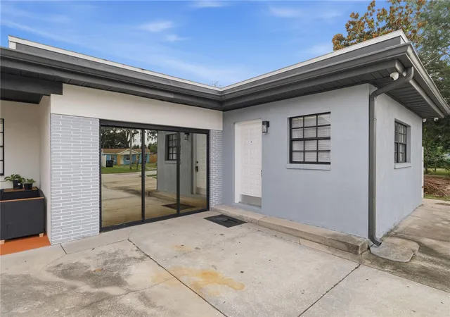 Photo 3 of Single family home for sale at 2607 W Crest Ave, Tampa, FL 33614 | MLS# TB8534433 | Listing updated on 2026-10-05