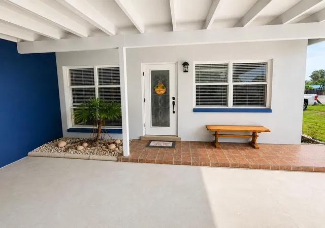 2nd image of 1004 Dartmouth Dr, Bradenton, FL 34207 | MLS# A4701655