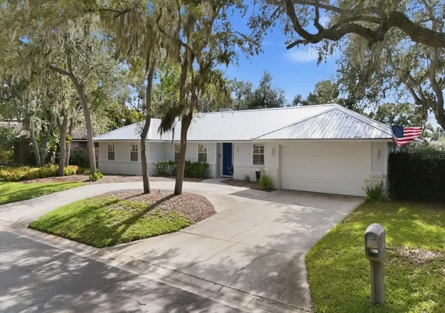 Photo 3 of Single family home for sale at 5505 Beneva Woods Cir, Sarasota, FL 34233 | MLS# A4701674 | Listing updated on 2026-08-30