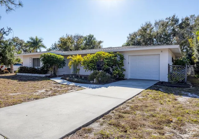 35th image of 5201 Stevens Dr, Sarasota, FL 34234 | MLS# A4701706
