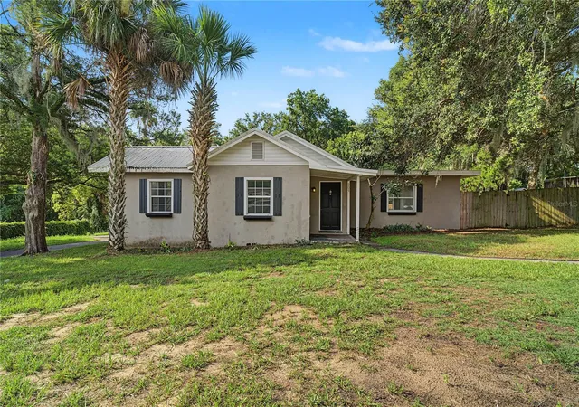 2nd image of 205 E Fountain St, Fruitland Park, FL 34731 | MLS# O6429783