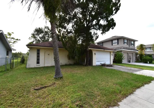 Photo 2 of Single family home for sale at 704 Lemonwood Dr, Oldsmar, FL 34677 | MLS# TB8534748 | Listing updated on 2026-10-05