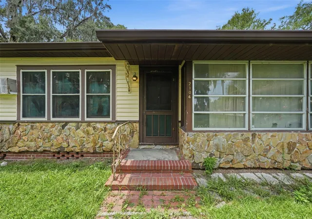1st image of 2104 Se Lake Weir Ave, Ocala, FL 34471 | MLS# G5115849