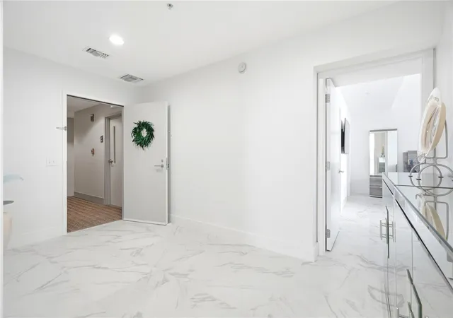 Photo 3 of Condo for sale at 175 1st Street S #1008, Saint Petersburg, FL 33701 | MLS# TB8534789 | Listing updated on 2026-09-01