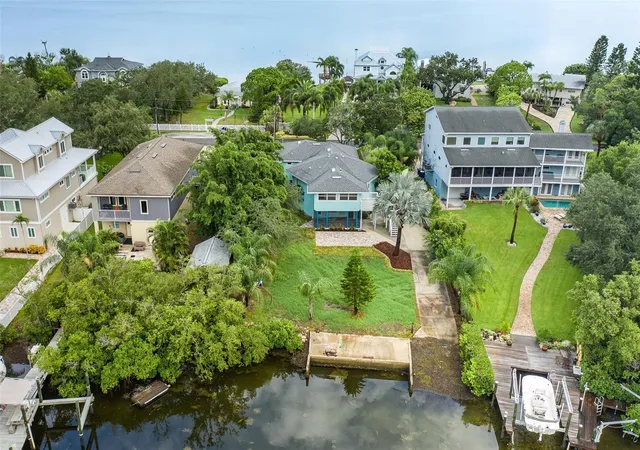 Photo 3 of Single family home for sale at 2030 Gulfview Dr, Holiday, FL 34691 | MLS# W7888180 | Listing updated on 2026-09-27