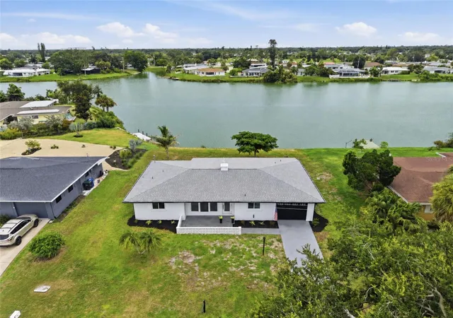 Photo 2 of Single family home for sale at 412 W Shade Dr, Venice, FL 34293 | MLS# O6429981 | Listing updated on 2026-08-19