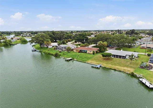 Photo 28 of Single family home for sale at 412 W Shade Dr, Venice, FL 34293 | MLS# O6429981 | Listing updated on 2026-08-19