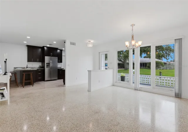 Photo 5 of Single family home for sale at 412 W Shade Dr, Venice, FL 34293 | MLS# O6429981 | Listing updated on 2026-08-19