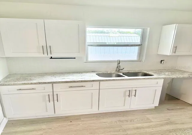 Photo 3 of Single family home for sale at 736 Hull St, Lakeland, FL 33805 | MLS# W7888187 | Listing updated on 2026-09-03
