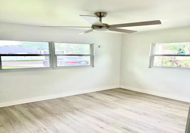Photo 4 of Single family home for sale at 736 Hull St, Lakeland, FL 33805 | MLS# W7888187 | Listing updated on 2026-09-03