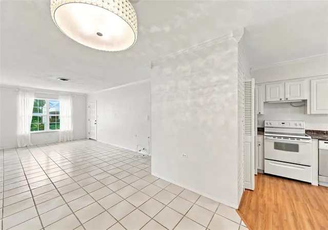 Listing Photo 5 - Condo for sale in building located at 1342 Snell Isle Blvd Ne, St Petersburg, FL 33704 - Unit #4