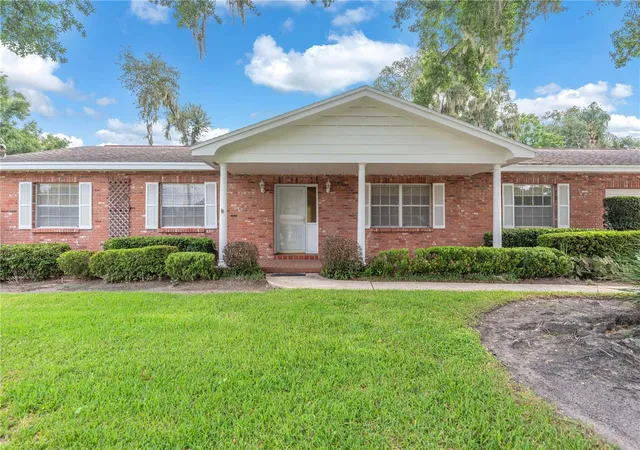 Photo 3 of Single family home for sale at 110 Ashbrook Dr, Brandon, FL 33511 | MLS# TB8535275 | Listing updated on 2026-10-10