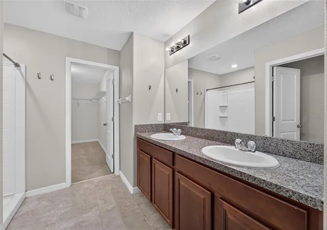 4th image of 215 English Heritage Pl, Dover, FL 33527 | MLS# TB8535357