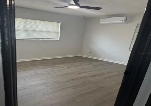 Photo 3 of Single family home for sale at 1905 Roslyn Ave, Bradenton, FL 34207 | MLS# A4701930 | Listing updated on 2026-09-23