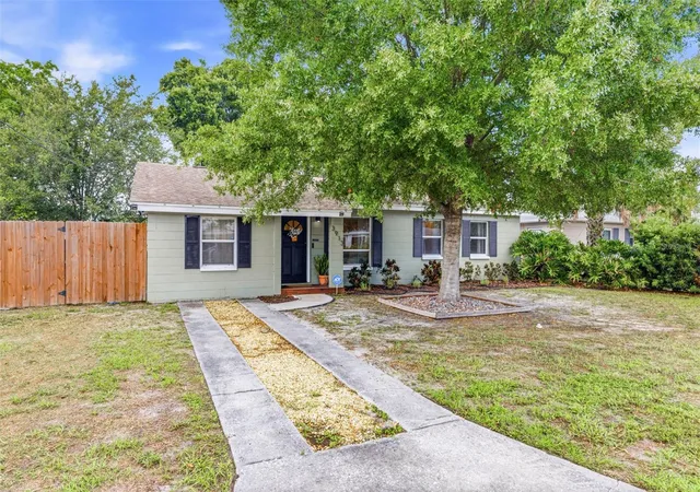 3rd image of 3913 W Wallace Ave, Tampa, FL 33611 | MLS# TB8535525