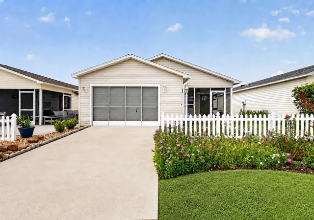 1st image of 483 Hildalgo Dr, Lady Lake, FL 32159 | MLS# G5116018
