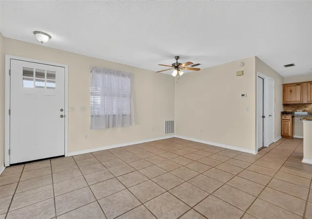 5th image of 483 Hildalgo Dr, Lady Lake, FL 32159 | MLS# G5116018